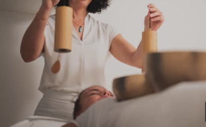 praticeinne utilisant le koshi sur un client à Angoulême Garat, avec des sons clairs et doux.