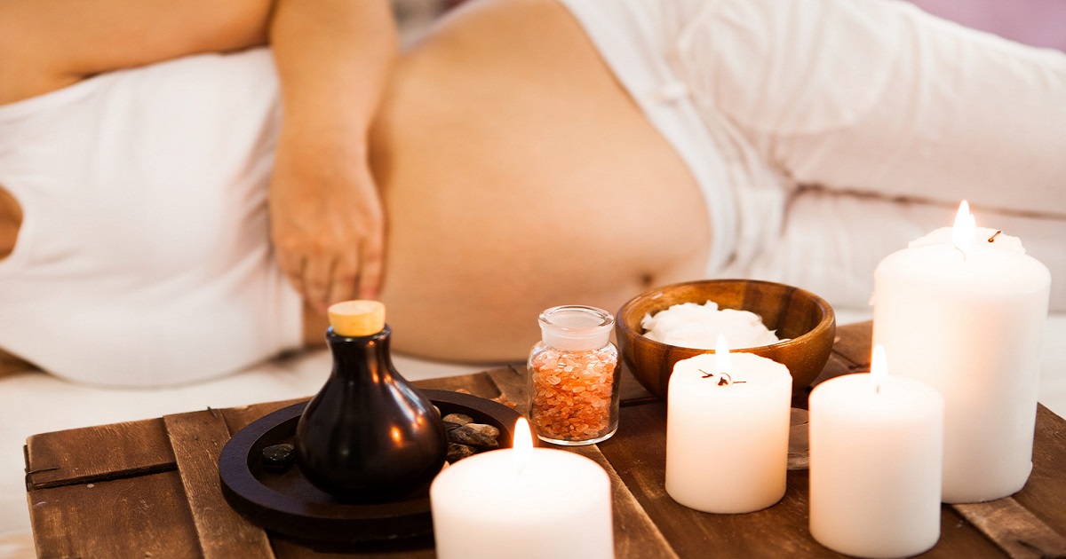 pratique d'un massage Thaïmabhyanga pour femme enceinte pour créer un premier lien de détente avec bébé.